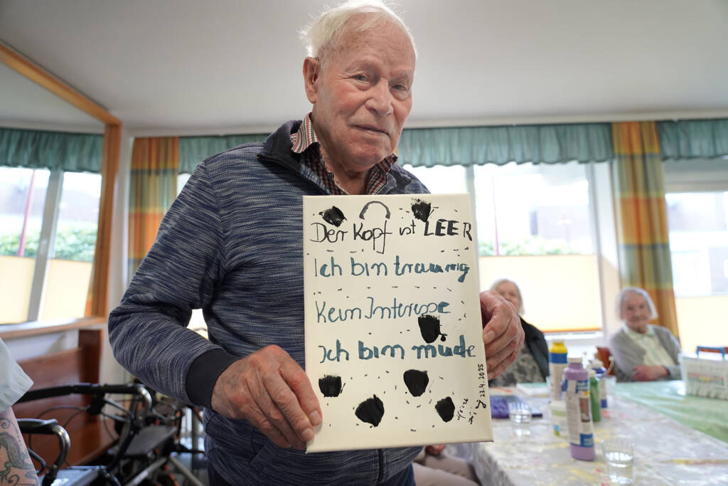 Senior mit Bild, das seine Einsamkeit darstellt