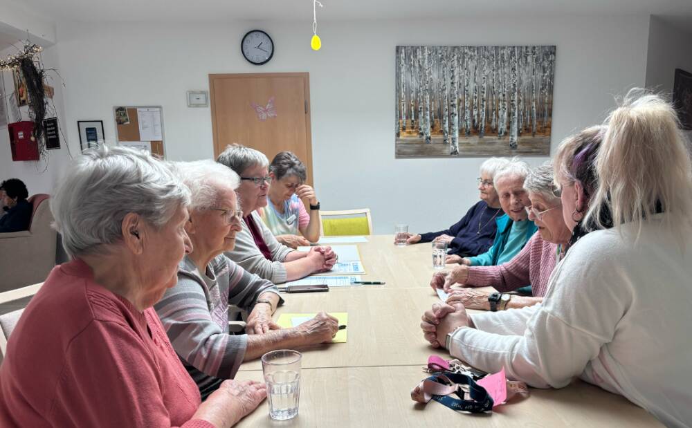 Senioren und Mitarbeitende diskutierten am Tisch