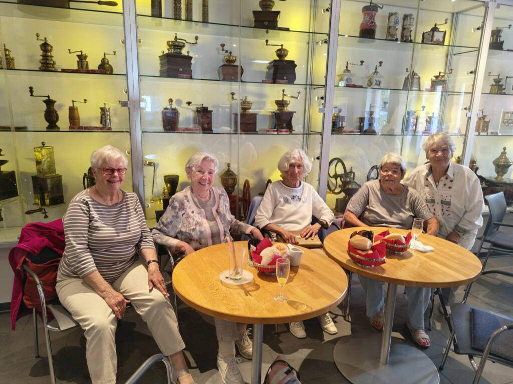 Senior:innen im Kaffemühlenmuseum