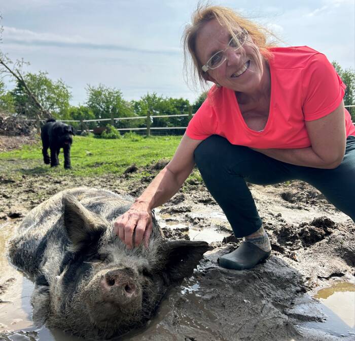 Betreuungsleiterin Beate Anhuf-Mölders mit ihren Schweinen.