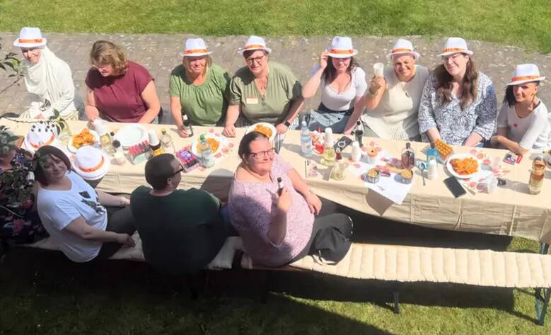 Senior:innen an Tafel, draußen