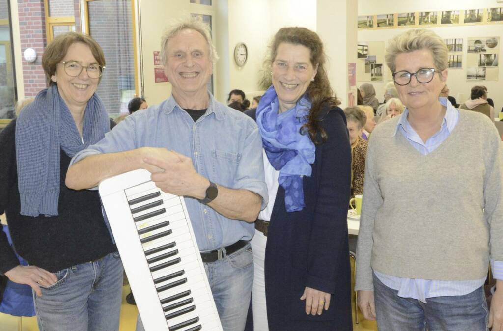 Die Alzheimer Gesellschaft Oldenburg unterstützt das Projekt „Singen im Innenhof“ der Johanniter (von links): Andrea Exner-Wallmeier, Musiker Axel Kassner sowie Kathrin Kroppach und Bärbel Nölker, 1. und 2. Vorsitzende der Alzheimer Gesellschaft Oldenburg.