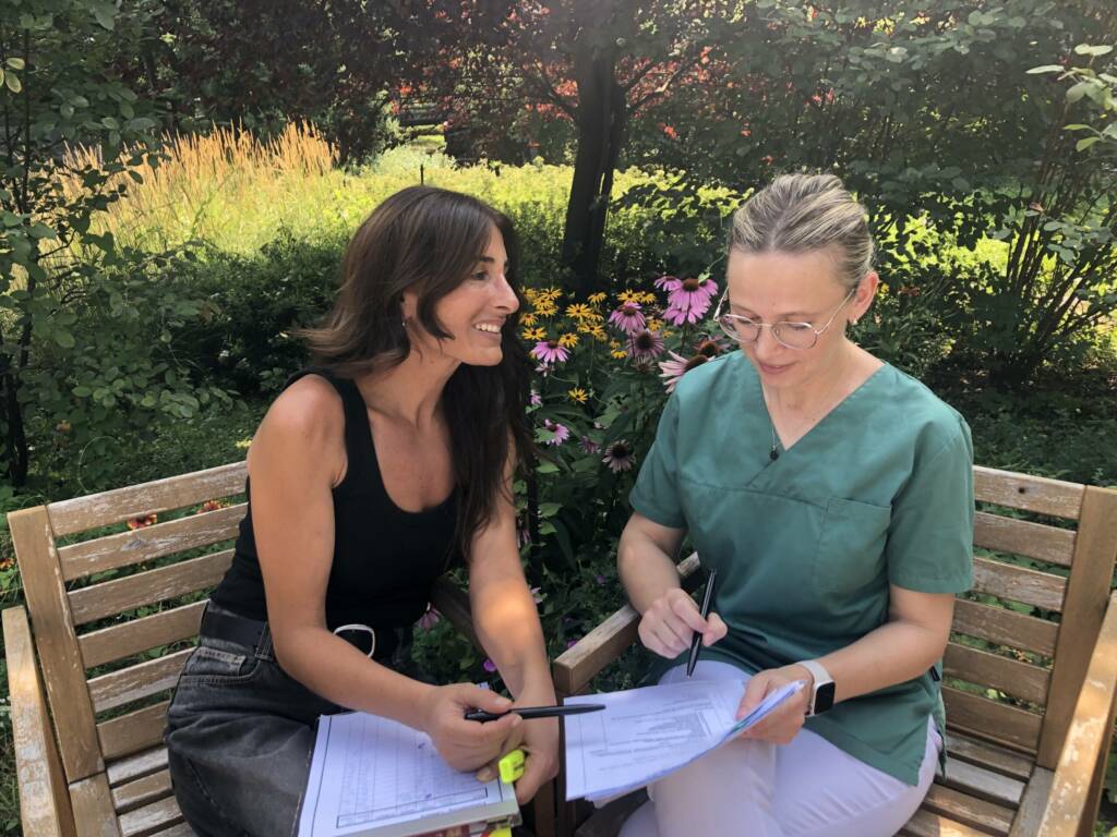 Kolleginnengespräch im Garten