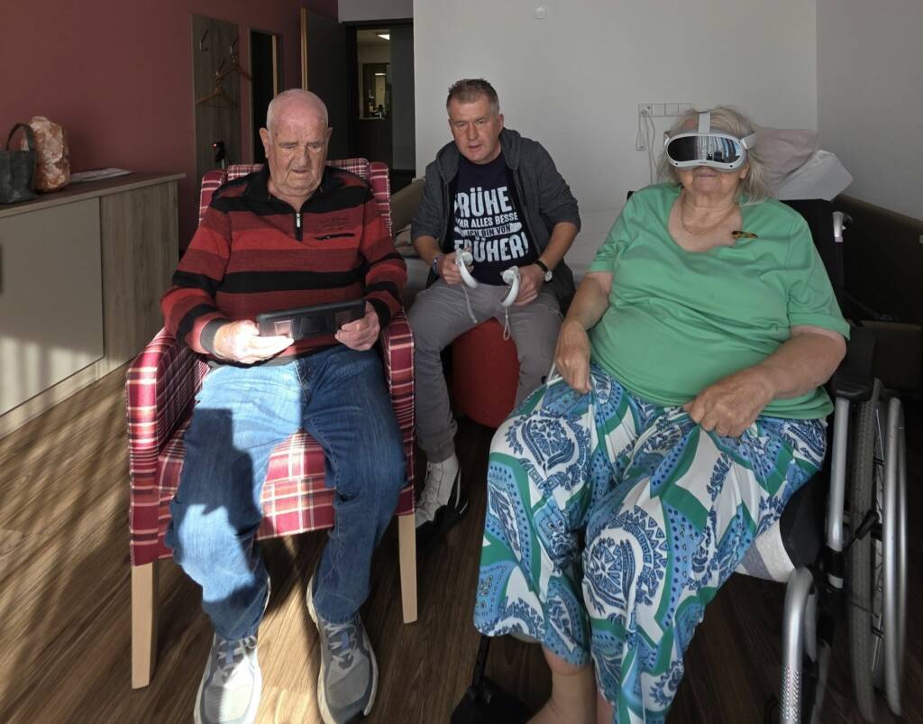 Bewohner:innen testen VR-Brillen