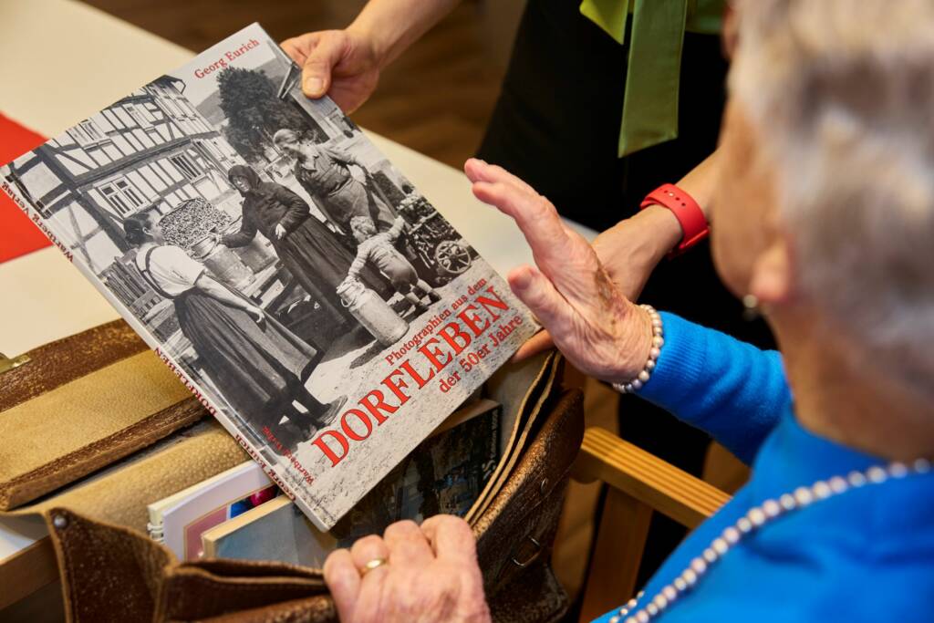 Seniorin blättert im Bildband