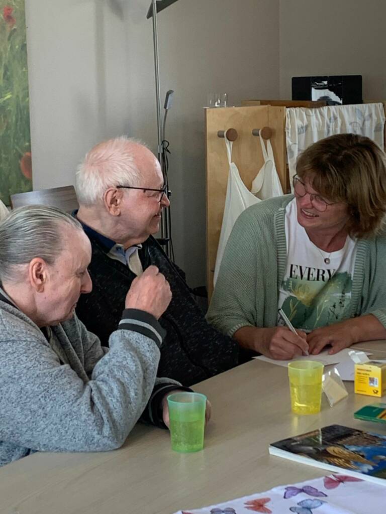 Betreuerin mit Bewohner:innen