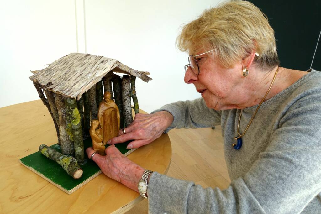 Seniorin mit Krippe