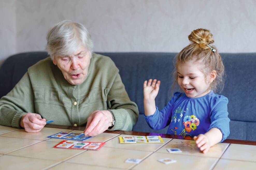 Seniorin und Kind spielen