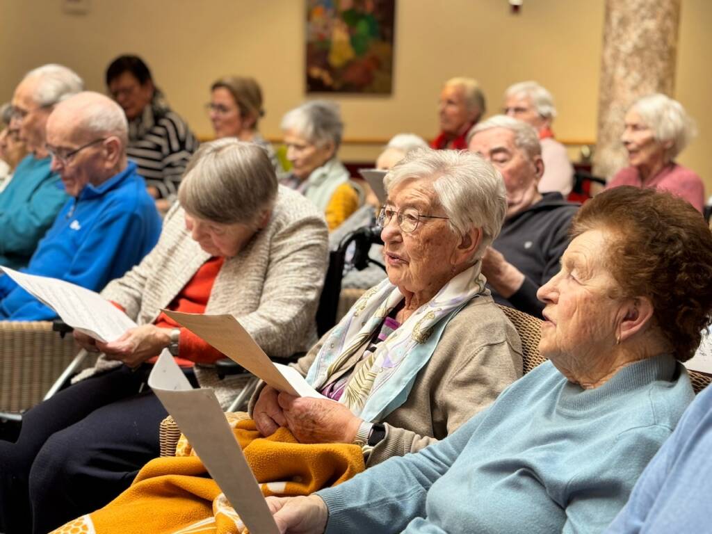 Senior:innen singen gemeinsam