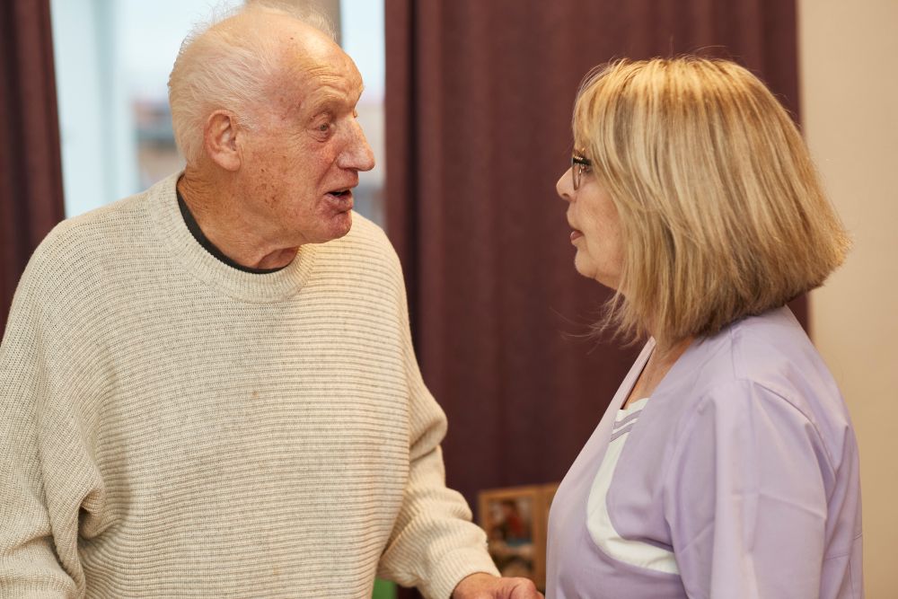 Mitarbeiterin und Bewohner im Gespräch