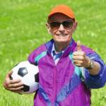 Senior mit Fußball