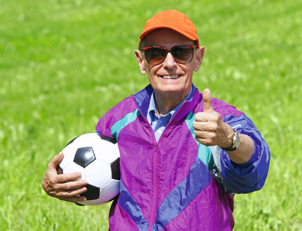 Senior mit Fußball
