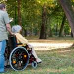 Bewohnerin mit Rollstuhl im Wald