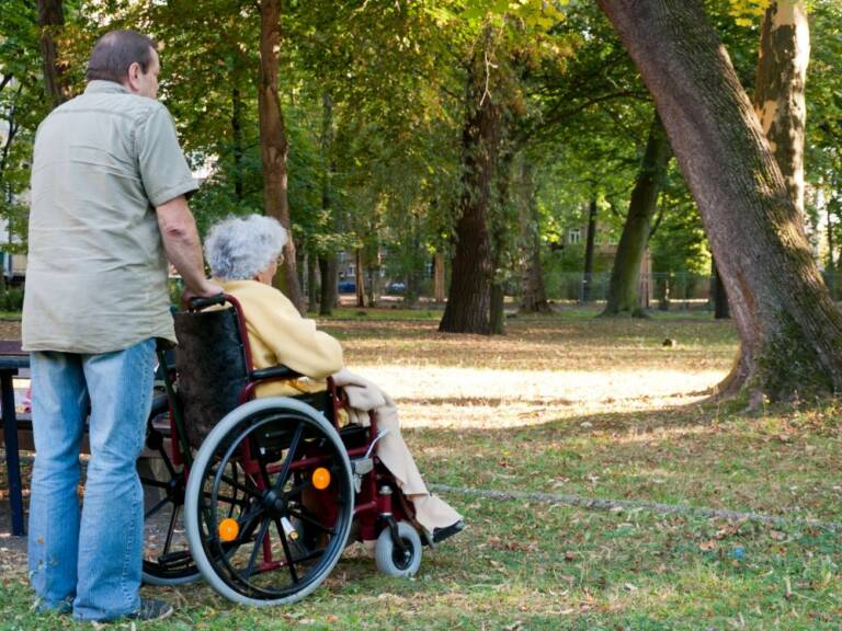 Bewohnerin mit Rollstuhl im Wald