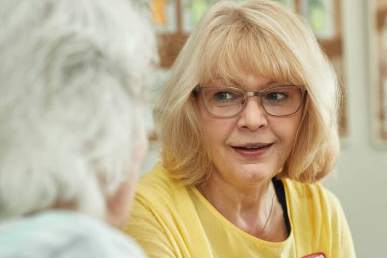 Seniorinnen im Gespräch