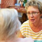 Bewohnerin und Betreuerin im Gespräch