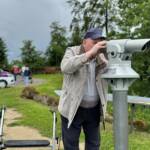 Senior schaut durchs Fernglas