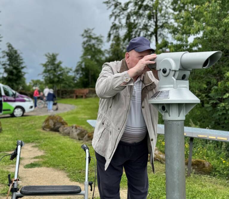 Senior schaut durchs Fernglas