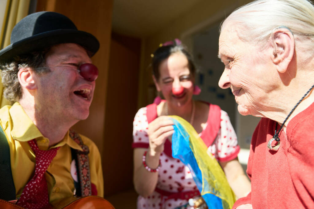 Eine ROTE NASEN Clownvisite mit den Clowns Leofino und Emma Dilemma in einer Langzeitpflegeeinrichtung in Berlin. / Weiterer Text über ots und www.presseportal.de/nr/116383 / Die Verwendung dieses Bildes für redaktionelle Zwecke ist unter Beachtung aller mitgeteilten Nutzungsbedingungen zulässig und dann auch honorarfrei. Veröffentlichung ausschließlich mit Bildrechte-Hinweis.