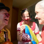 Eine ROTE NASEN Clownvisite mit den Clowns Leofino und Emma Dilemma in einer Langzeitpflegeeinrichtung in Berlin. / Weiterer Text über ots und www.presseportal.de/nr/116383 / Die Verwendung dieses Bildes für redaktionelle Zwecke ist unter Beachtung aller mitgeteilten Nutzungsbedingungen zulässig und dann auch honorarfrei. Veröffentlichung ausschließlich mit Bildrechte-Hinweis.