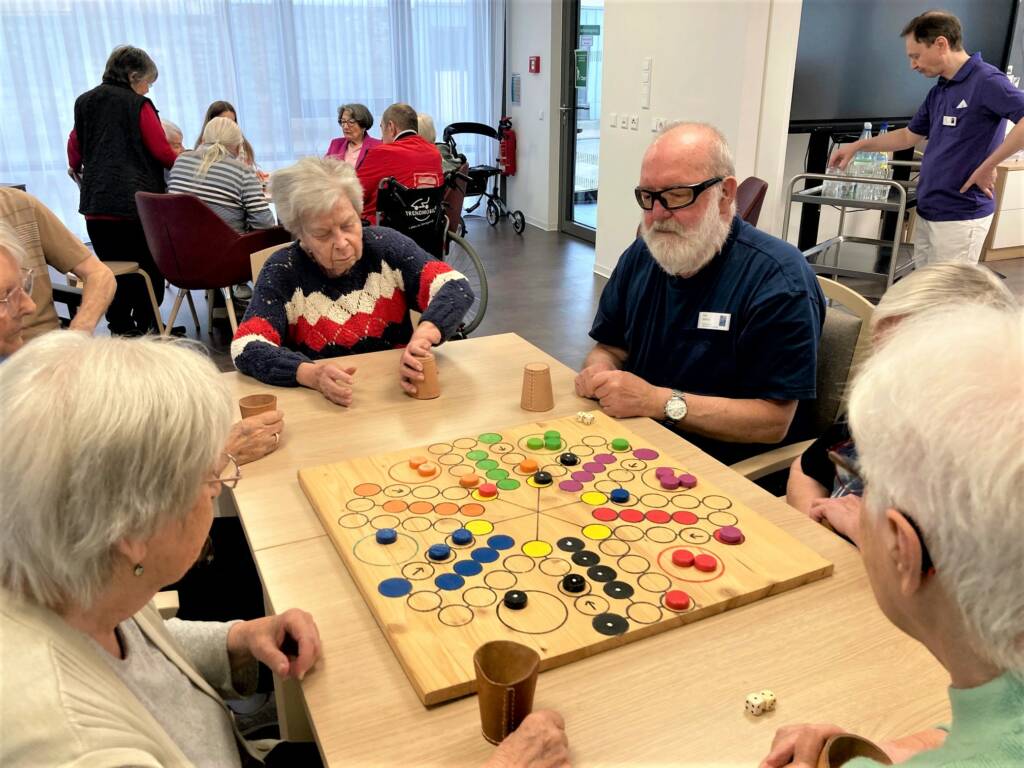 Seniorenrunde am großen Spielbrett
