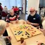 Seniorenrunde am großen Spielbrett